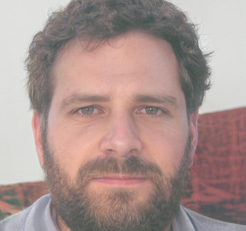Dr. Marcus Schneider - Senior Finanzanalyst